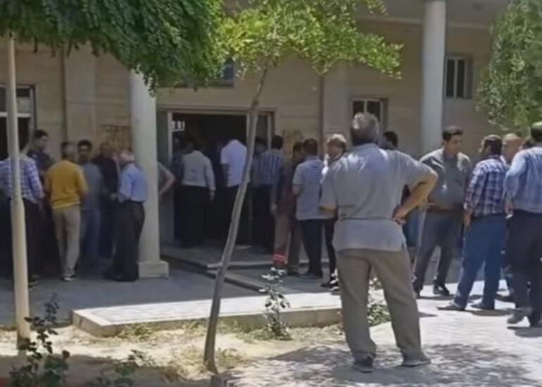 Urmuda sement zavodunun işçiləri etiraz aksiyası keçirir