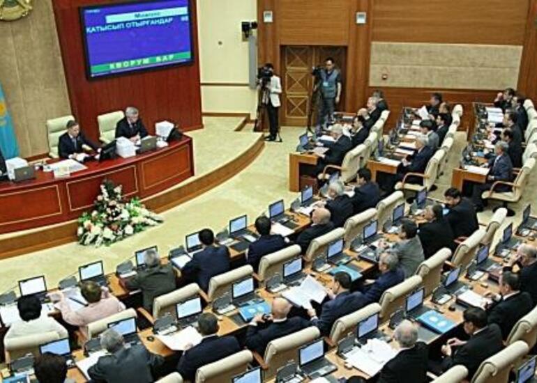 Qazaxıstan dövlət dilində yayımları artırır