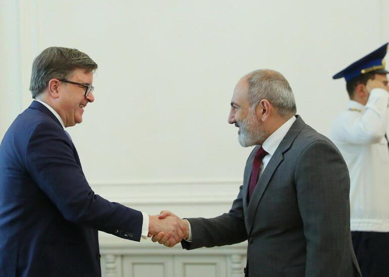 Paşinyan Obrayenlə sülh məsələsini müzakirə etdi