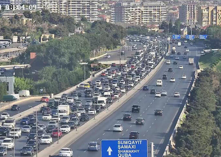 Bakının bir sıra yollarında sıxlıq müşahidə olunur