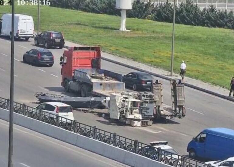 Yük maşınının üzərindəki texnika yola aşdı