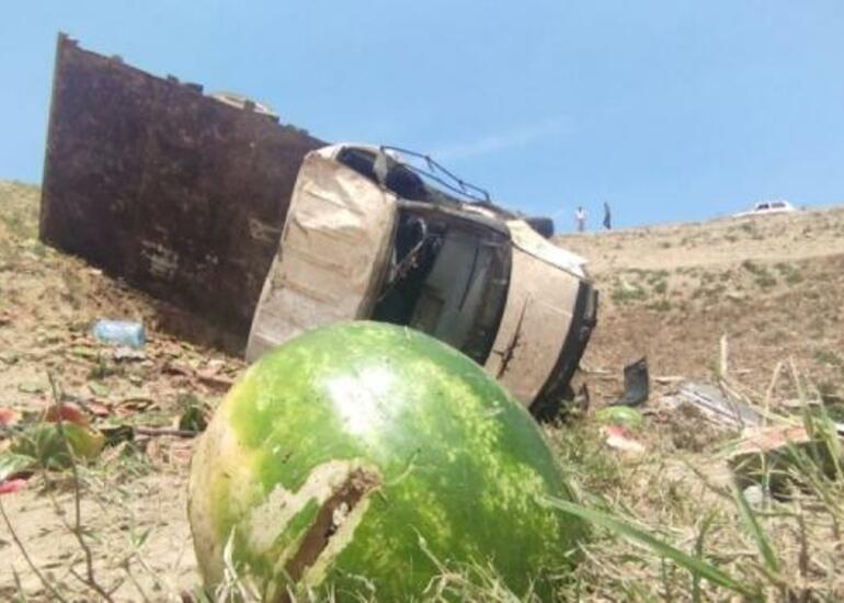 Qarpızla dolu yük maşını dərəyə aşdı