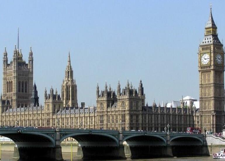 Londonda məşq zamanı hərbi atlar küçələrə qaçdı