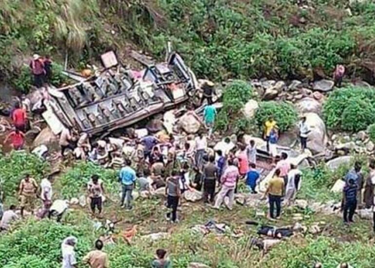 Hindistanda avtobus qəzası: 18 nəfər öldü