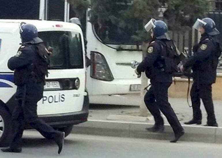 Axtarışda olan silahlı şəxsi polislər evində yaxaladı
