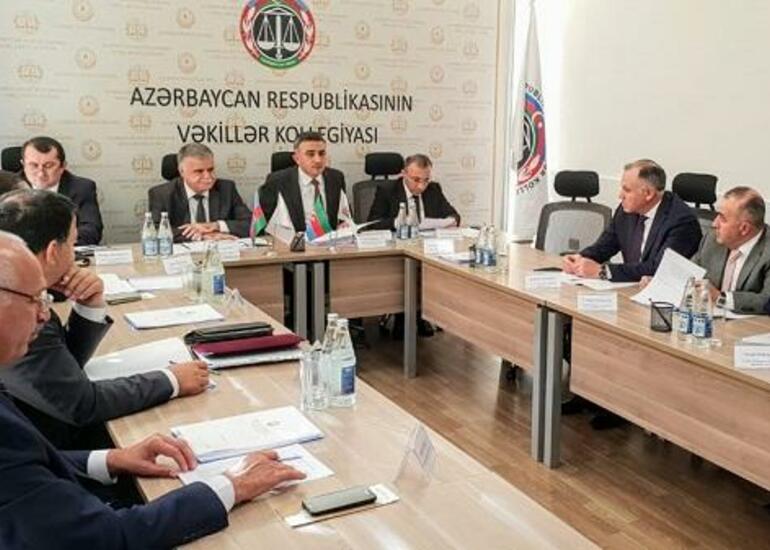 Azərbaycanda iki vəkilin fəaliyyəti dayandırıldı