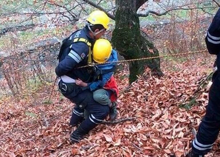 40 metr dərinliyi olan dərəyə düşdü və xilas edildi