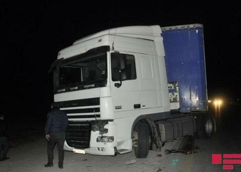 Bakıda yük avtomobili mopedlə toqquşdu: ölən var