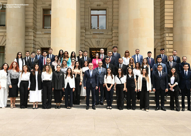 Ceyhun Bayramov əmək fəaliyyətinə yeni başlayan gənc diplomatlar ilə görüşüb