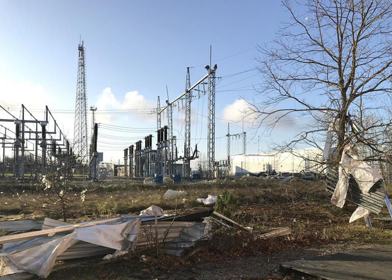 Latviyada fırtına səbəbindən 30 minə yaxın evin elektrik enerjisi kəsilib