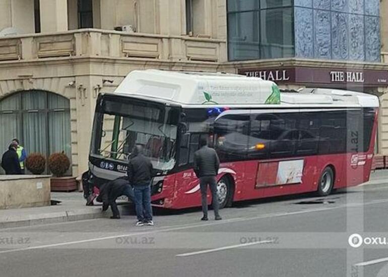 Bakıda iki avtobus toqquşdu: xəsarət alanlar var