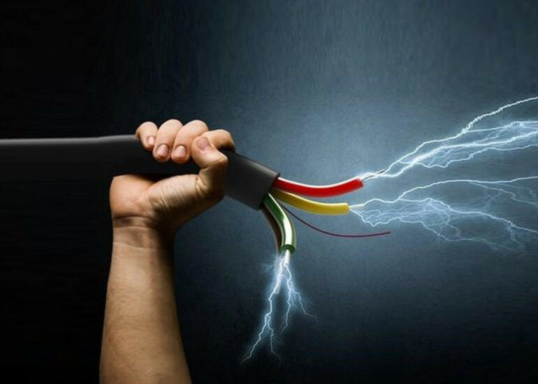 Bakıda 17 yaşlı gənci elektrik cərəyanı vurub