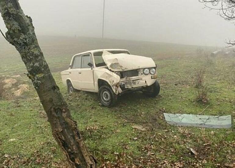 Ağdaşda maşın ağaca çırpıldı: 1 nəfər öldü, 4 nəfər...