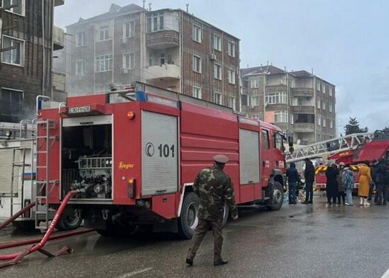 Bakıda yaşayış binasında yanğın: 10 sakin təxliyə olundu
