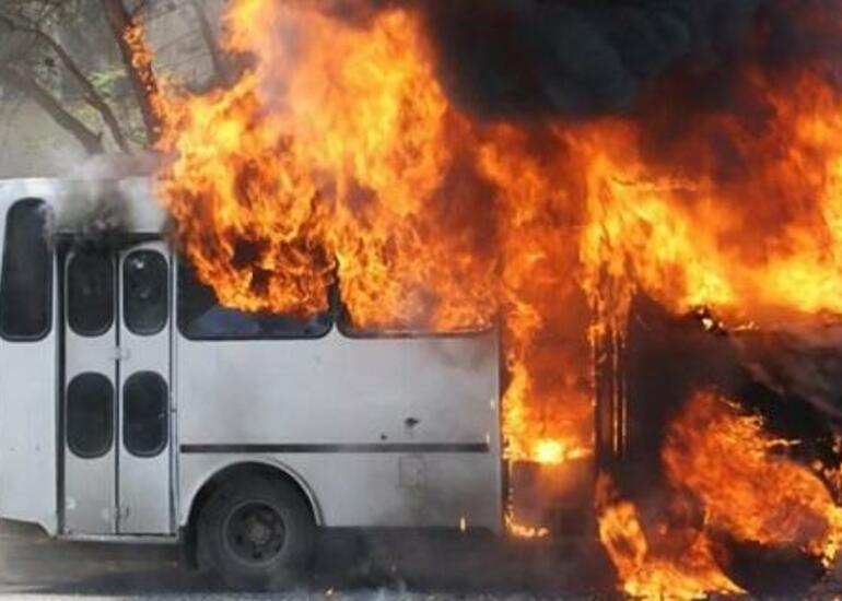 Bakıda sərnişin avtobusu yandı - Video