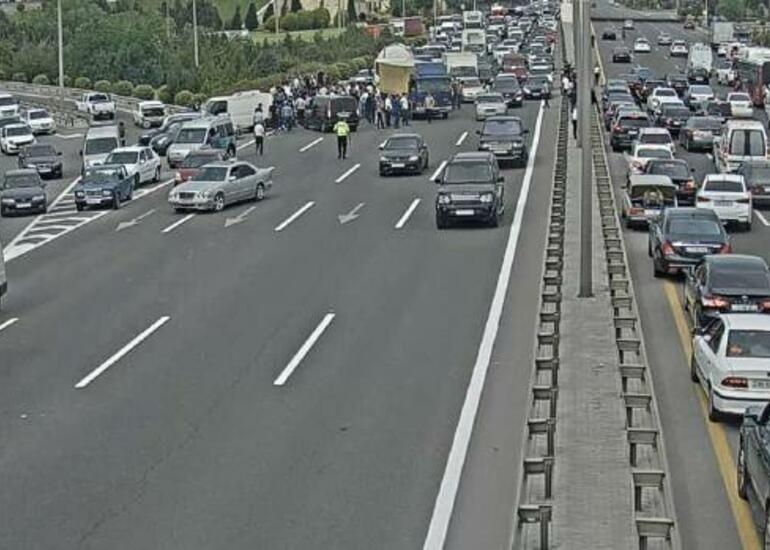 Bakıda qəza: yük yola dağıldı, tıxac yarandı