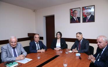 Səbinə Salmanova "Dostlar" klubunda ziyalılarla görüşüb