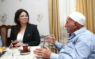 Səbinə Salmanova Sumqayıt şəhərinin qurucularından olan seçicilərə baş çəkib