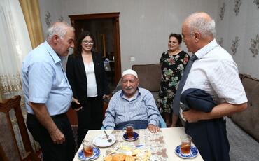 Səbinə Salmanova Sumqayıt şəhərinin qurucularından olan seçicilərə baş çəkib