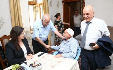 Səbinə Salmanova Sumqayıt şəhərinin qurucularından olan seçicilərə baş çəkib