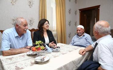 Səbinə Salmanova Sumqayıt şəhərinin qurucularından olan seçicilərə baş çəkib