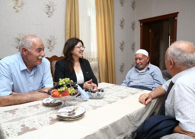 Səbinə Salmanova Sumqayıt şəhərinin qurucularından olan seçicilərə baş çəkib