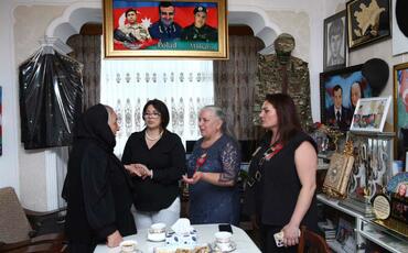 Səbinə Salmanova Vətən Müharibəsində qəhramanlıq göstərmiş şəhid ailələri ilə görüşüb