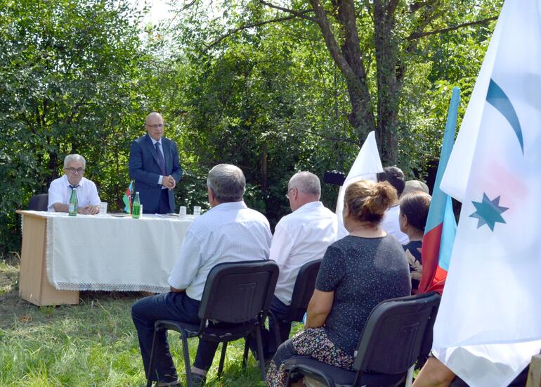 Elçin Mirzəbəyli Kalva kəndində seçicilərlə görüşüb