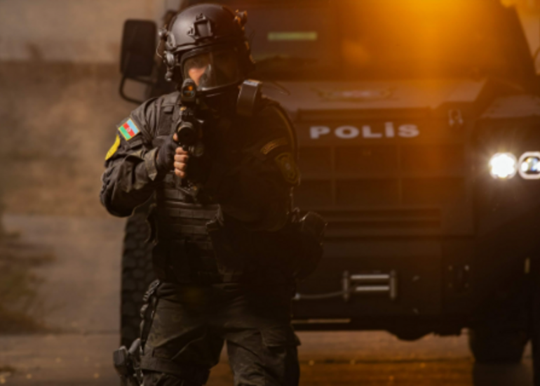 Axtarışda olan şübhəli şəxs bıçaqla müqavimət göstərib, polis atəş açıb