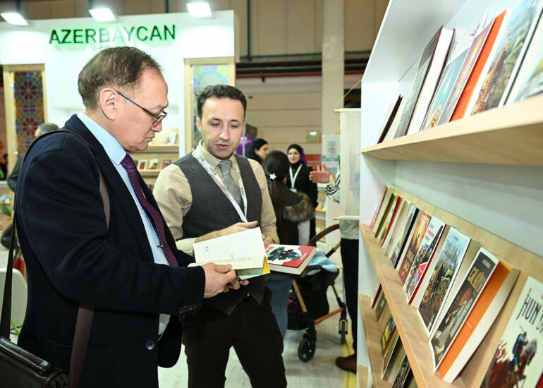 İstanbulda Azərbaycan yazarlarının iştirakı ilə ədəbi müzakirələr və imza mərasimi keçirilib - FOTO