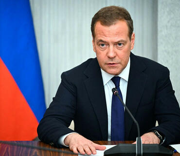 Medvedev: Bayden ölərkən bəşəriyyətin bir hissəsini özü ilə aparmağa qərar verib