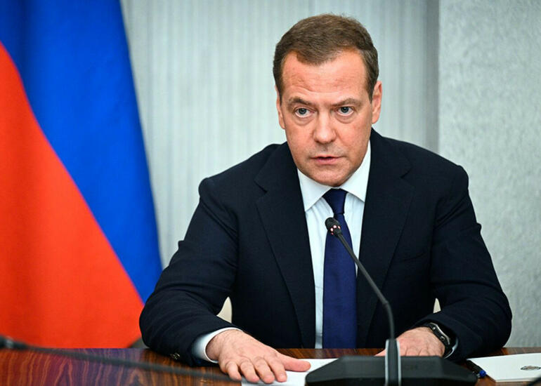 Medvedev: Bayden ölərkən bəşəriyyətin bir hissəsini özü ilə aparmağa qərar verib