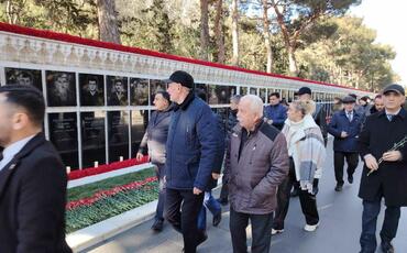 ƏHD Partiyasının rəhbərliyi Şəhidlər Xiyabanını ziyarət edib