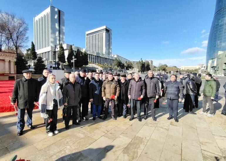 ƏHD Partiyasının rəhbərliyi Şəhidlər Xiyabanını ziyarət edib