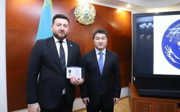 Tokayev Azərbaycanın tanınmış aktyorunun oğlunu təltif etdi
