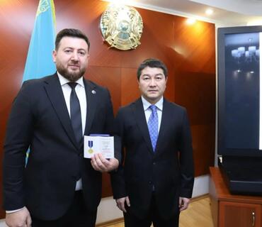 Tokayev Azərbaycanın tanınmış aktyorunun oğlunu təltif etdi