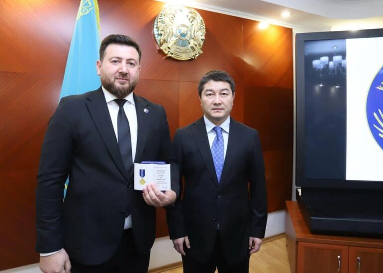 Tokayev Azərbaycanın tanınmış aktyorunun oğlunu təltif etdi