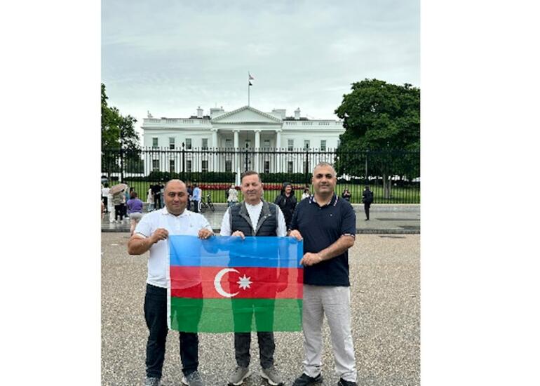 Ağ Evin qarşısında Azərbaycanın Dövlət Himni səsləndirildi