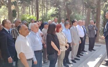 ƏHD Partiyasının rəhbərliyi Əbülfəz Elçibəyin məzarını ziyarət edib