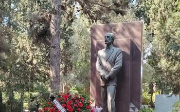 ƏHD Partiyasının rəhbərliyi Əbülfəz Elçibəyin məzarını ziyarət edib