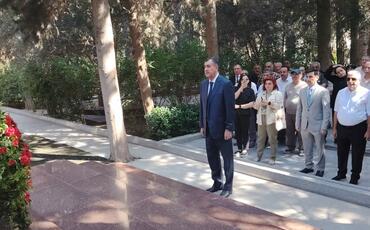 ƏHD Partiyasının rəhbərliyi Əbülfəz Elçibəyin məzarını ziyarət edib