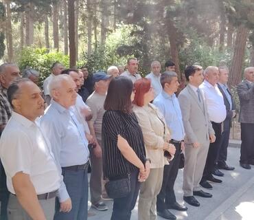 ƏHD Partiyasının rəhbərliyi Əbülfəz Elçibəyin məzarını ziyarət edib