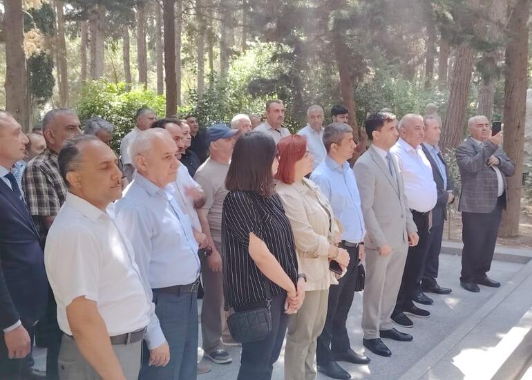 ƏHD Partiyasının rəhbərliyi Əbülfəz Elçibəyin məzarını ziyarət edib