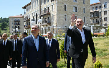 Prezident və Qurbanqulu Berdiməhəmmədov Şuşada inşa edilmiş birinci yaşayış kompleksində olublar