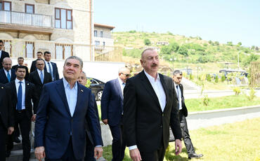 Prezident və Qurbanqulu Berdiməhəmmədov Şuşada inşa edilmiş birinci yaşayış kompleksində olublar