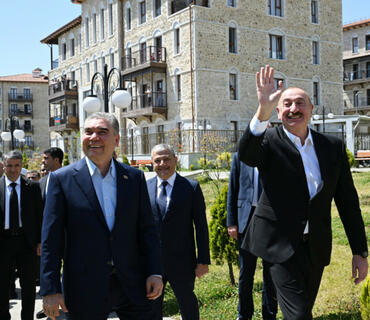 Prezident və Qurbanqulu Berdiməhəmmədov Şuşada inşa edilmiş birinci yaşayış kompleksində olublar