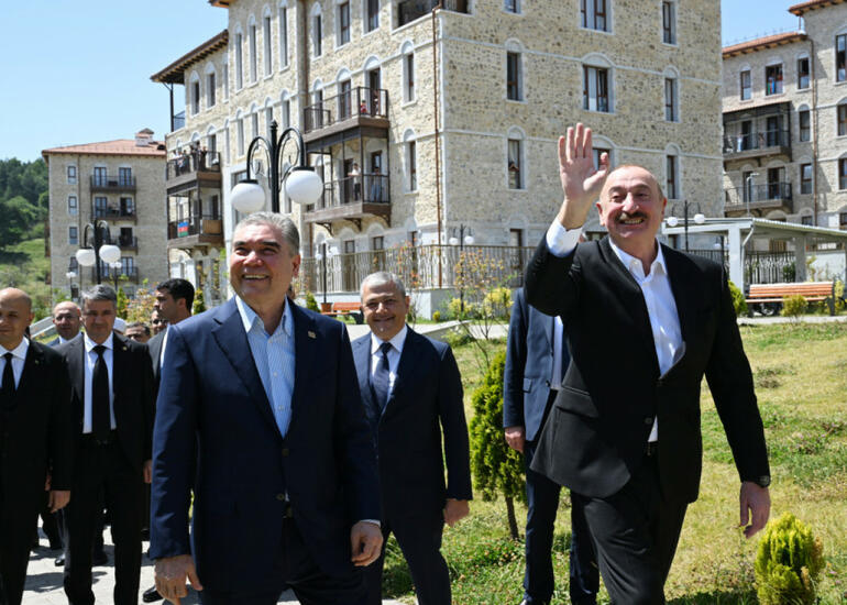 Prezident və Qurbanqulu Berdiməhəmmədov Şuşada inşa edilmiş birinci yaşayış kompleksində olublar