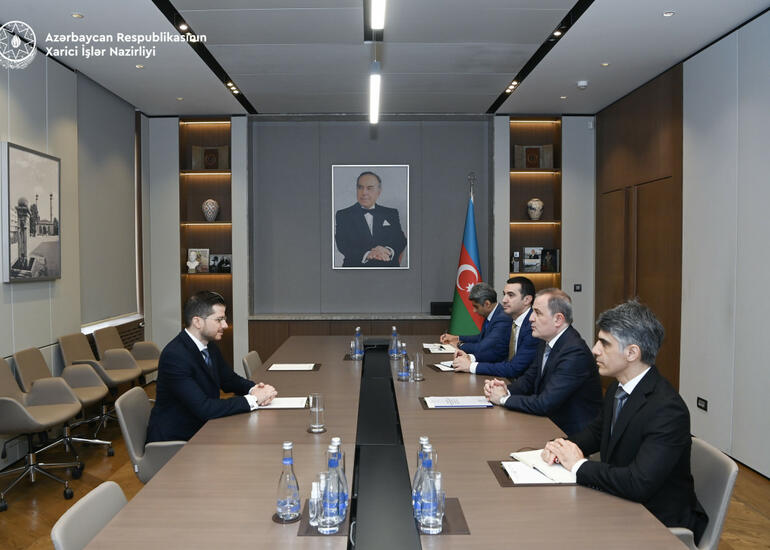 XİN rəhbəri İsrail səfirini diplomatik fəaliyyətinin başa çatması münasibətilə qəbul edib