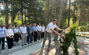ƏHD Partiyasının rəhbərliyi Əbülfəz Elçibəyin məzarını ziyarət edib