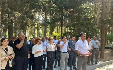 ƏHD Partiyasının rəhbərliyi Əbülfəz Elçibəyin məzarını ziyarət edib